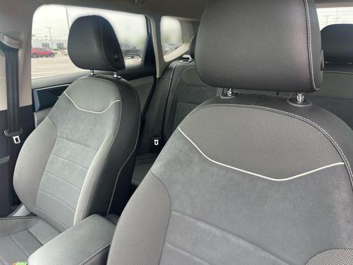 Pure White 2024 Volkswagen Taos 1.5T SE