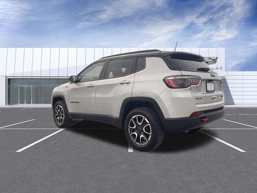 Silver Zynith Metallic Clearcoat 2025 Jeep Compass Trailhawk