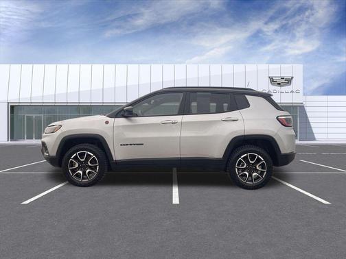 Silver Zynith Metallic Clearcoat 2025 Jeep Compass Trailhawk