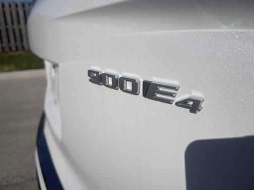 Vibrant White Tricoat 2026 Cadillac VISTIQ Platinum