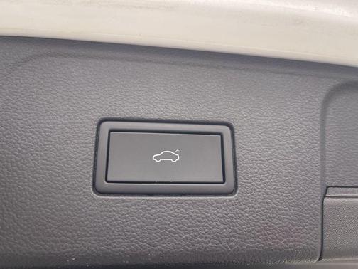 Pure White 2025 Volkswagen Atlas 2.0T SE w/Technology