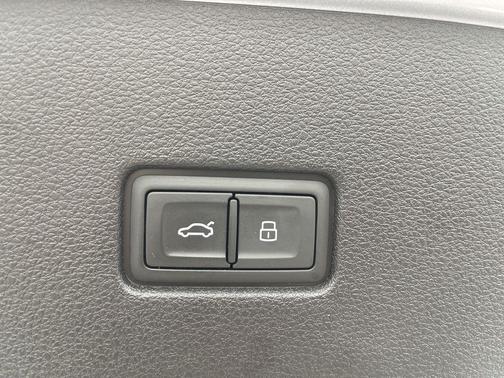 2022 Audi Q8 55 Premium Plus