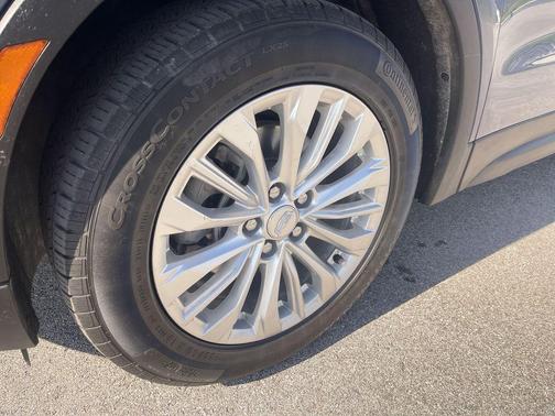 Deep Sea Metallic 2024 Cadillac XT4 Luxury