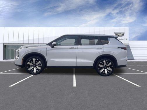 White Diamond/Black Roof 2025 Mitsubishi Outlander SE S-AWC