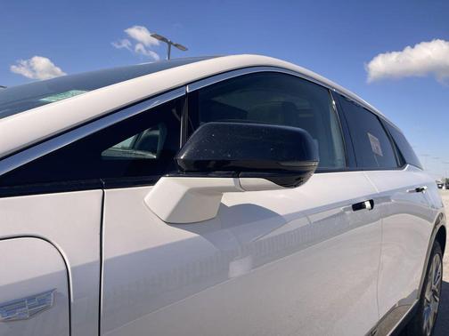 Crystal White Tricoat 2025 Cadillac OPTIQ Luxury 2 AWD