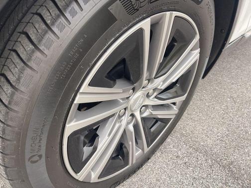 Crystal White Tricoat 2024 Cadillac LYRIQ Luxury