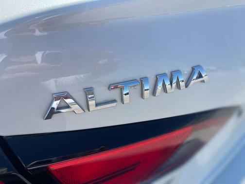 Pearl White Tricoat 2020 Nissan Altima 2.5 SL