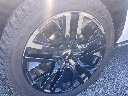 White Frost Tricoat 2018 GMC Yukon XL Denali