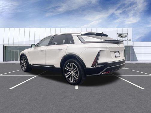 Crystal White Tricoat 2024 Cadillac LYRIQ Luxury