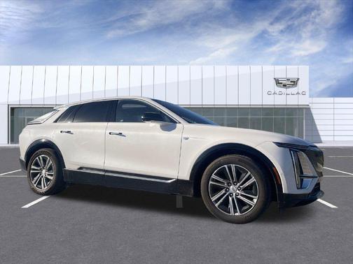 Crystal White Tricoat 2024 Cadillac LYRIQ Luxury