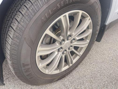Silver Moonlight Metallic 2017 Cadillac XT5 Luxury
