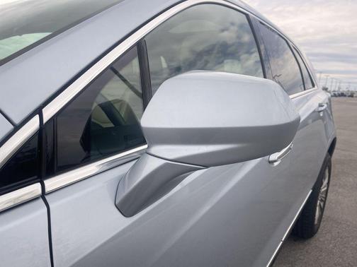 Silver Moonlight Metallic 2017 Cadillac XT5 Luxury