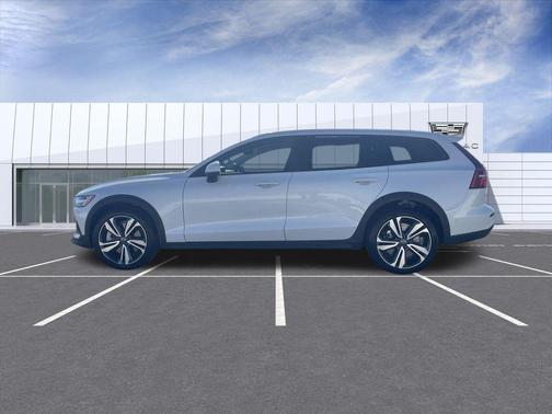 2025 Volvo V60 Cross Country Plus, B5 AWD Gas (mild hybrid)