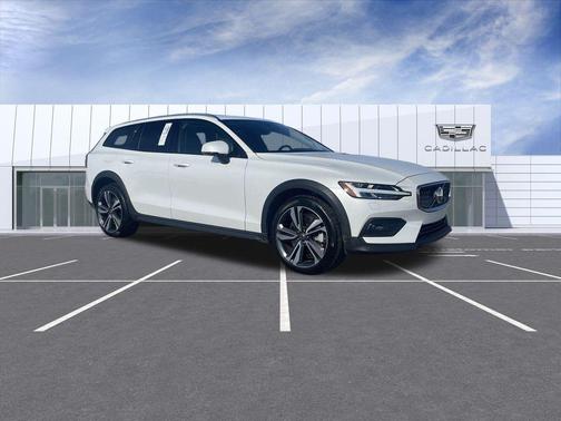 2025 Volvo V60 Cross Country Plus, B5 AWD Gas (mild hybrid)