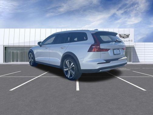 2025 Volvo V60 Cross Country Plus, B5 AWD Gas (mild hybrid)