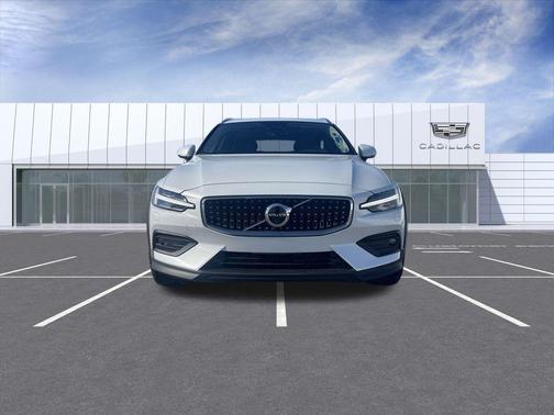 2025 Volvo V60 Cross Country Plus, B5 AWD Gas (mild hybrid)