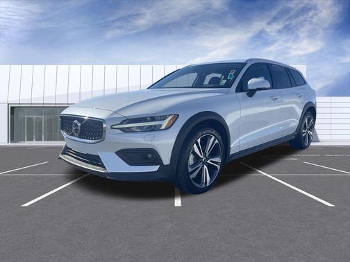 2025 Volvo V60 Cross Country Plus, B5 AWD Gas (mild hybrid)