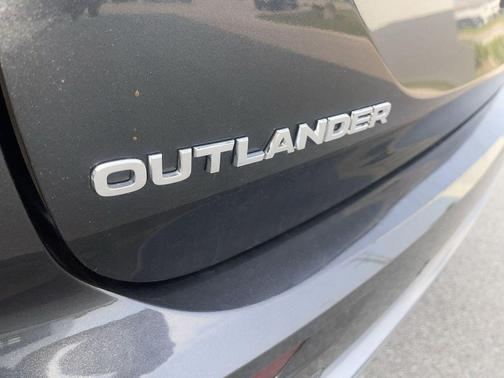 Graphite Gray 2025 Mitsubishi Outlander SE S-AWC