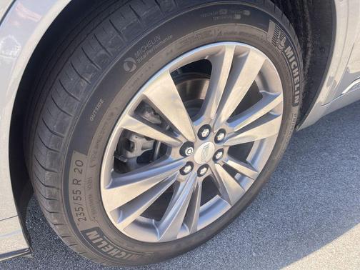 Argent Silver Metallic 2023 Cadillac XT6 Premium Luxury AWD