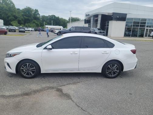 Snow White Pearl 2024 Kia Forte LXS