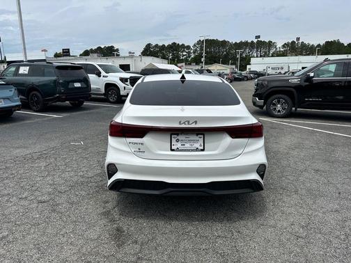 Snow White Pearl 2024 Kia Forte LXS