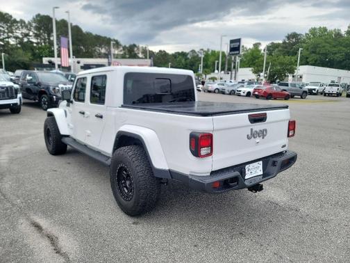 Bright White Clearcoat 2023 Jeep Gladiator Overland