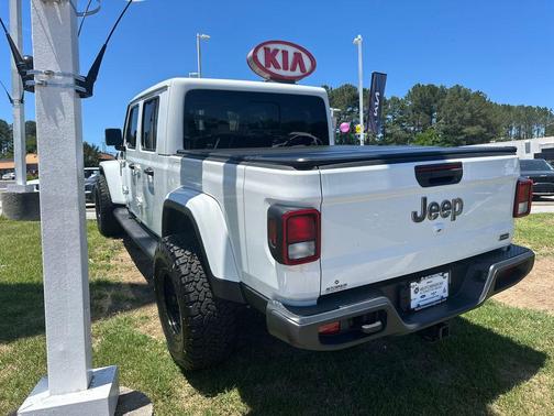 Bright White Clearcoat 2023 Jeep Gladiator Overland