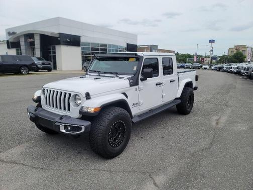 Bright White Clearcoat 2023 Jeep Gladiator Overland