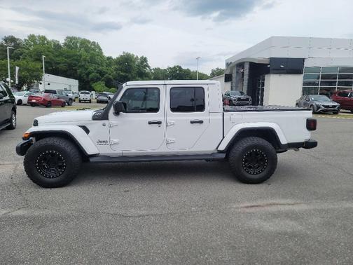 Bright White Clearcoat 2023 Jeep Gladiator Overland