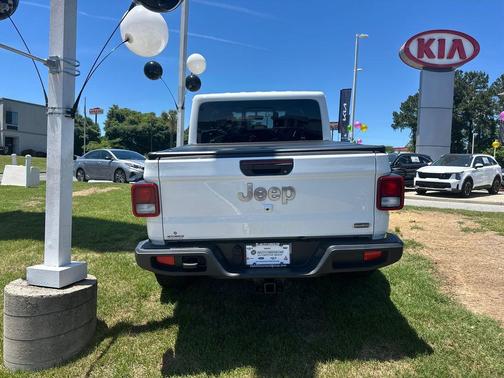 Bright White Clearcoat 2023 Jeep Gladiator Overland