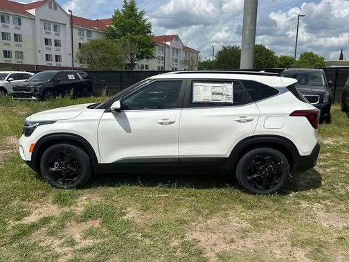 Snow White Pearl 2026 Kia Seltos EX