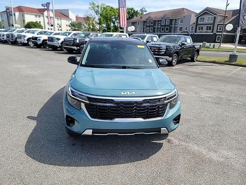 Blue / Black 2024 Kia Seltos S