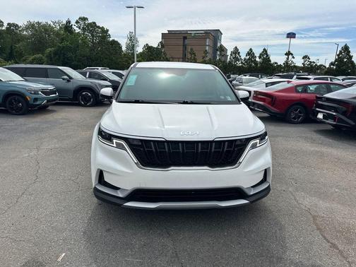 Snow White Pearl 2023 Kia Carnival LX