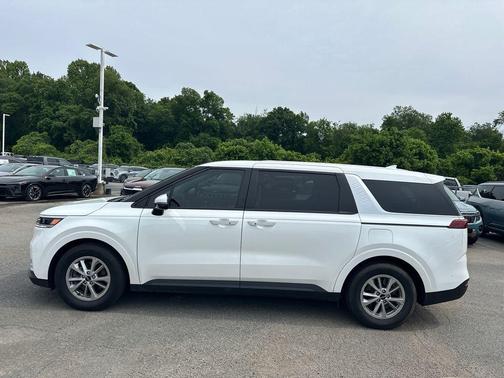 Snow White Pearl 2023 Kia Carnival LX