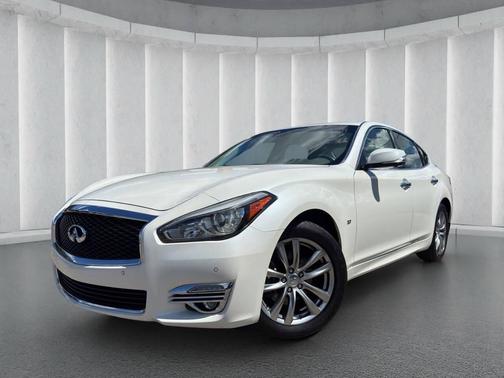 2016 INFINITI Q70 3.7