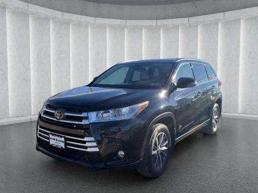 Midnight Black Metallic 2019 Toyota Highlander XLE