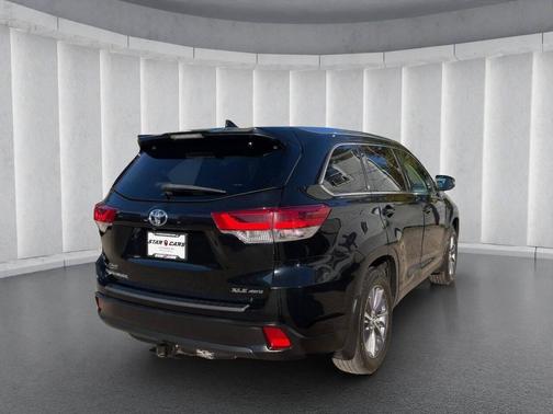 Midnight Black Metallic 2019 Toyota Highlander XLE