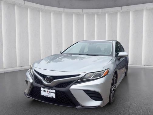 Celestial Silver Metallic 2018 Toyota Camry SE