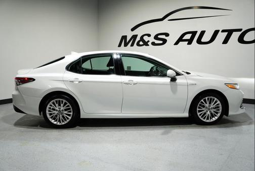 2020 Toyota Camry Hybrid XLE