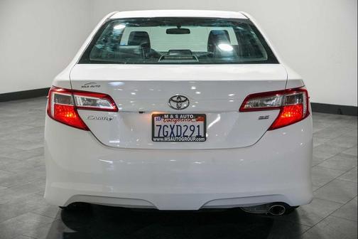 Super White 2014 Toyota Camry SE