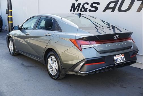 2024 Hyundai ELANTRA SE