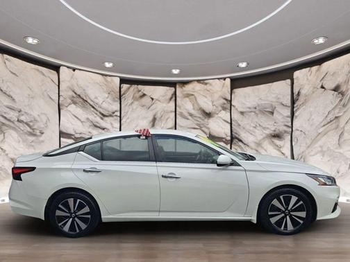 White 2021 Nissan Altima 2.5 SV