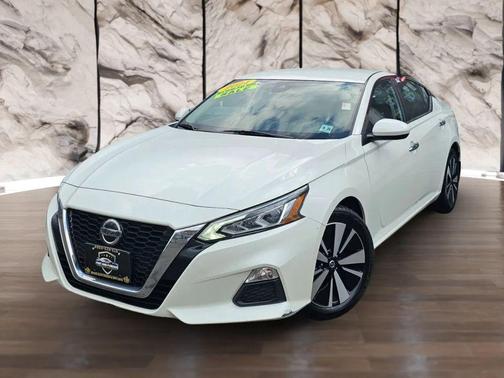 White 2021 Nissan Altima 2.5 SV