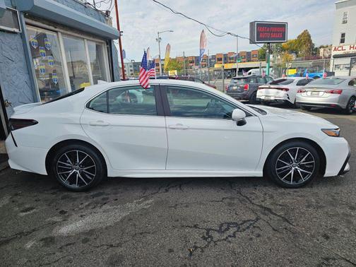 2022 Toyota Camry SE