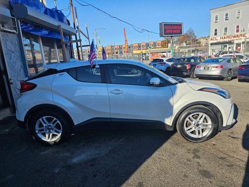 2021 Toyota C-HR LE Sport Utility 4D