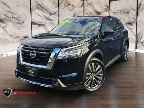 Black 2022 Nissan Pathfinder SL 4WD