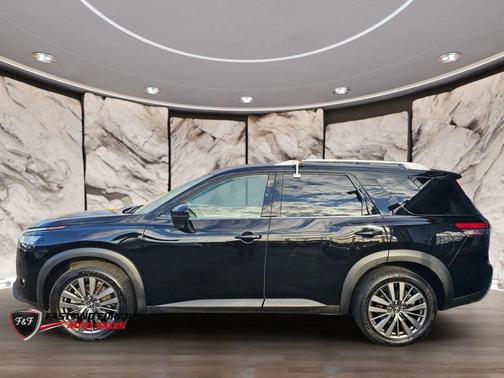 Black 2022 Nissan Pathfinder SL 4WD