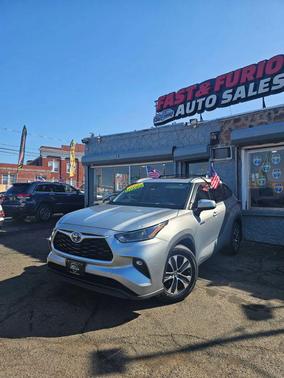 Silver 2021 Toyota Highlander Hybrid XLE