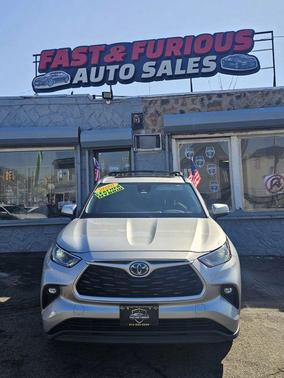 Silver 2021 Toyota Highlander Hybrid XLE