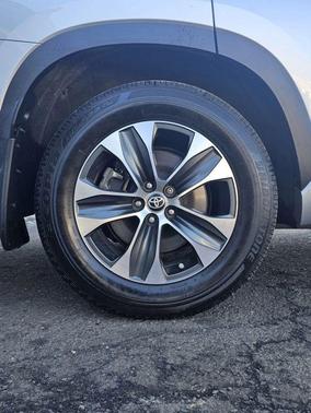 Silver 2021 Toyota Highlander Hybrid XLE